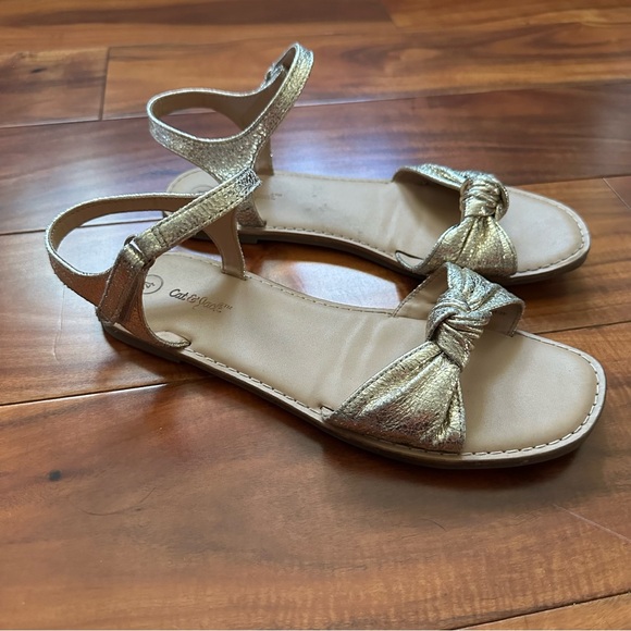 Girl’s Gold Sandals Size 4 - Picture 2 of 2